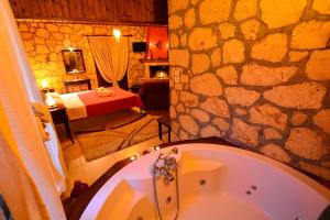 A bathroom at XENIOS ZEYS (ΞΕΝΙΟΣ ΖΕΥΣ)