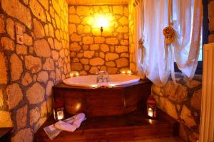 A bathroom at XENIOS ZEYS (ΞΕΝΙΟΣ ΖΕΥΣ)