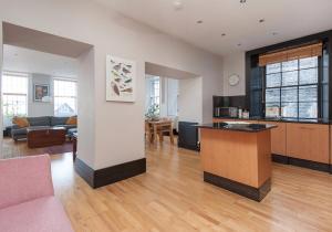 Zimmer mit Küche und Wohnzimmer in der Unterkunft Parliament Sq (apt 3) Royal Mile in Edinburgh