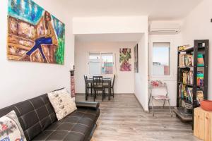 a living room with a couch and a table at Apartamento BaBa in Hospitalet de Llobregat