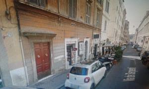 ローマにあるRomAmore luxury apartmentの通路脇に駐車した白車