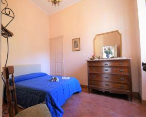 ドルチェードにあるCasa del mulino 2のベッドルーム1室(ベッド1台、ドレッサー、鏡付)