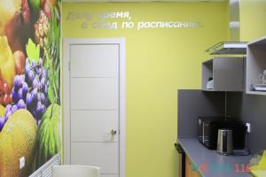 ニジネカムスクにあるHostel 116の壁に花の絵が描かれた部屋