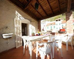 ドルチェードにあるCasa del mulino 2のパティオ(白いテーブル、椅子付)
