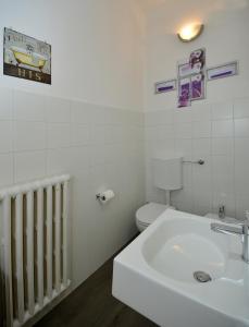 uma casa de banho com um lavatório branco e um WC. em Terra d' Arezzo em Arezzo