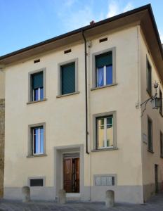 アレッツォにあるTerra d' Arezzoの通りに多くの窓がある建物