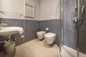 Ein Badezimmer in der Unterkunft Guesthouse Via Di Gracciano - Adults Only