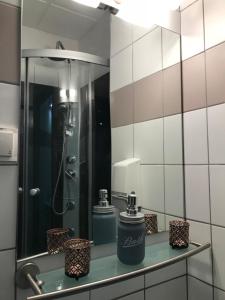 W łazience znajduje się umywalka z prysznicem i lustrem. w obiekcie VaBank Apartamenty w centrum w Zielonej Górze
