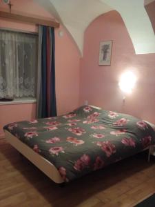 BožanovにあるCountry House U Potokaのベッドルーム1室(花柄のベッドカバー付)