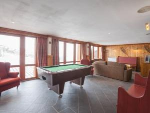 een woonkamer met een pooltafel erin bij Appartement La Plagne Soleil in La Plagne