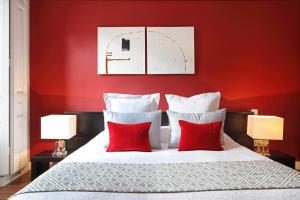 マドリードにあるPlaza de Chueca-Madrid Centroの赤い壁のベッドルーム1室、ベッド1台(赤い枕付)