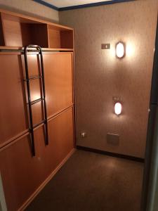 ブレウイル・チェルヴィナイアにあるCERVINIA - Appartamento direttamente sulle piste, vista unica sul Cervinoのキッチン(冷蔵庫付)、壁に照明が備わります。