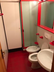 ブレウイル・チェルヴィナイアにあるCERVINIA - Appartamento direttamente sulle piste, vista unica sul Cervinoのバスルーム(トイレ2つ、シンク、鏡付)