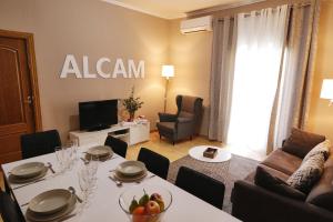 バルセロナにあるAlcam Calabriaのリビングルーム(ダイニングテーブル付)、リビングルーム(貧血記号付)