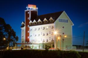 普鲁登特总统城Godoy Palace Hotel Ltda Me的一座大型建筑,上面有一个灯塔