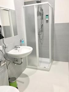 un baño con ducha y lavabo en B&B Fratelli Tommasini Salerno, en Salerno