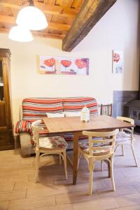 a table and chairs in a living room with a couch at Casa Rural La Barquilla in Acebo