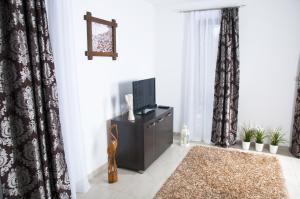 Televízia a/alebo spoločenská miestnosť v ubytovaní Apartament IKAR blisko morza