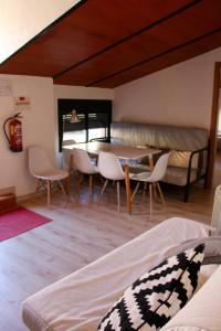 A seating area at Hostel El Lago, Caceres