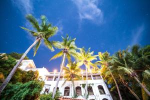 ein Gebäude mit Palmen vor dem Himmel in der Unterkunft Villa Condesa Del Mar in Isla Contadora