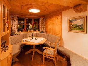 een kleine eetkamer met een tafel en stoelen bij Pension Kilian in Lech am Arlberg