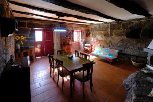 sala de estar con mesa de madera y sillas en Casas do Casinhoto - Casa com Vista Douro en Baião