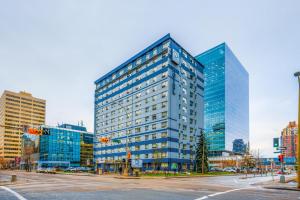 un edificio alto azul en una calle de la ciudad en Coast Calgary Downtown Hotel & Suites by APA en Calgary