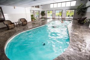 Bazén v ubytování Hotel Bromont nebo v jeho okolí