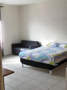 a bedroom with a bed and a couch at My Home Location in La Chaux-de-Fonds