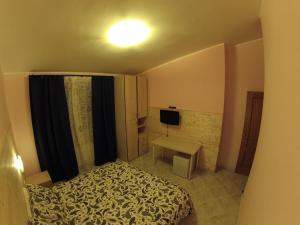 Dormitorio pequeño con cama y mesa en Il Veliero B&B Roma, en Osteria dellʼ Osa
