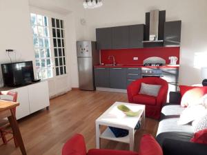 a living room with a couch and a kitchen at Casa al mare Livorno in Quercianella