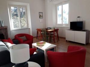 un soggiorno con divano, sedie e tavolo di Casa al mare Livorno a Quercianella