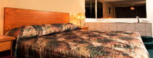 
A bed or beds in a room at Western Budget Motel West Red Deer
