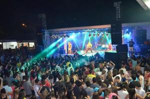 una gran multitud de personas en frente de un escenario en apartamento vizinho ao mar, en Porto Seguro