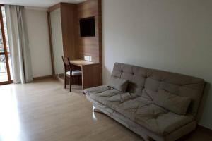 - un salon avec un canapé et une table dans l'établissement Condomínio Vista azul, à Domingos Martins