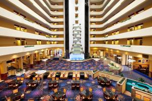 una vista aérea del vestíbulo de un hotel en Capitol Plaza Hotel Jefferson City, en Jefferson City