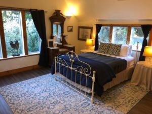 um quarto com uma cama com um edredão azul em Lost Whale Inn em Trinidad