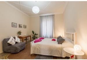 ローマにあるEMI House Re di Roma, Casa Vacanzeのベッドルーム(大型ベッド1台、椅子付)