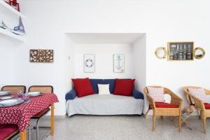 - un salon avec un canapé, une table et des chaises dans l'établissement Casa Marechu, à Santa Cruz de Tenerife