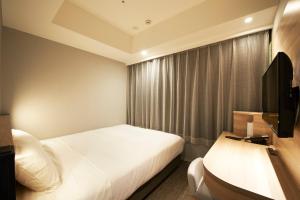 Postel nebo postele na pokoji v ubytování Sotetsu Fresa Inn Tokyo Kanda