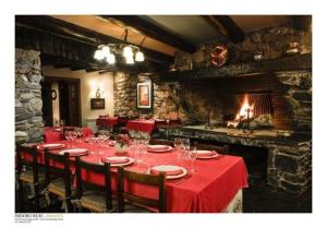 a dining room table with a fire place in front of it at Hotel Casa Estampa in Escuñau