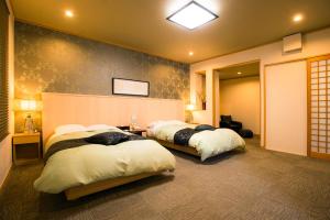 เตียงในห้องที่ Ryotei Matsubaya