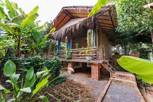 Battambang Dream Bungalows في باتامبانغ: منزل صغير وسط غابة