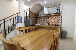 Ett kök eller pentry på Diyar Villas Puncak K3/2