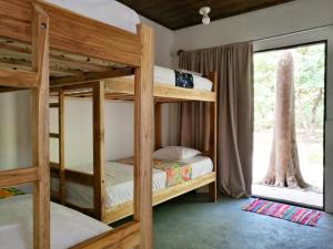 Кровать или кровати в номере Zeneidas Surf Garden
