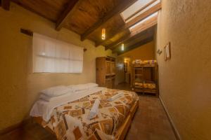 Postel nebo postele na pokoji v ubytování Rossco Hostel + 37 fotografií