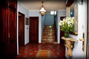 un pasillo con una escalera y un jarrón de flores en Casa Lourido Lires en Lires