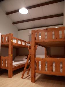 Krevet ili kreveti na sprat u jedinici u okviru objekta Donghai Cottage Backpack Inn Suite