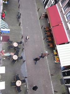 una vista aérea de una calle con mesas y sillas en Amsterdam Hostel Uptown, en Ámsterdam