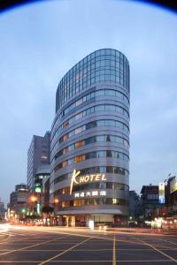 um edifício com um sinal korse no lado dele em K Hotel - Yunghe em Yonghe